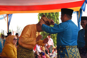 Bupati Amril Pasangkan Tanjak Tebing Runtuh  ke Gubri